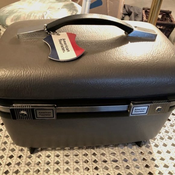 American Tourister Train Case - Picture 1 of 3